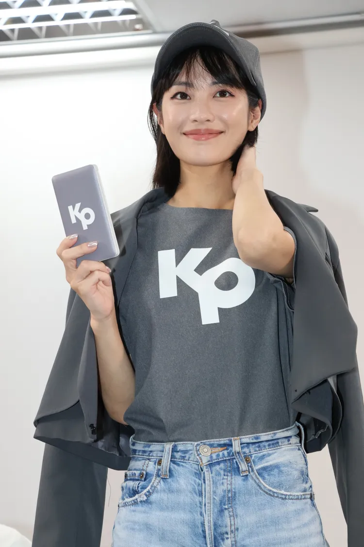 「政壇Jisoo」徐千晴今充當模特兒，身穿民眾黨競選T恤。鄭孟晃攝