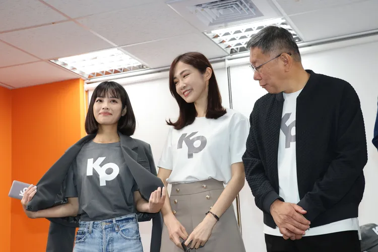 柯文哲看著楊寶楨、徐千晴展示競選小物。鄭孟晃