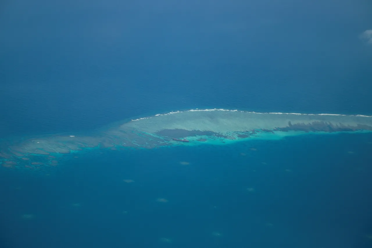 菲律賓海岸巡防隊空拍仁愛暗沙(Second Thomas Shoal,當地稱 Ayungin Shoal愛尤銀礁)。路透社