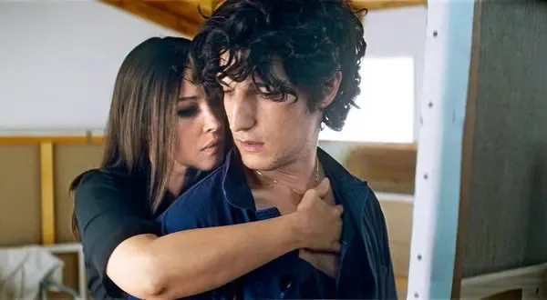 路易卡瑞（前）曾與莫妮卡貝露琪合作《偷歡》。