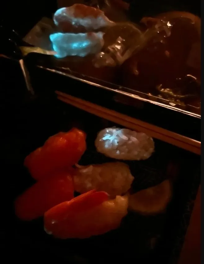 網友買到的蝦壽司在昏暗環境下發光。翻攝爆料公社
