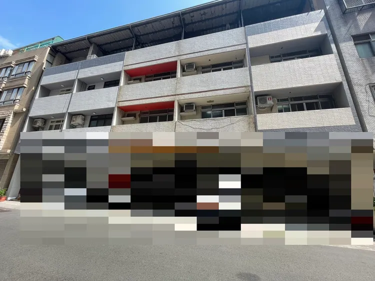 墜樓身亡的5億高中生，其生父位在西屯區的5間連棟透天宅，市值超過1億元。王煌忠攝