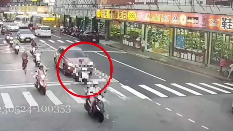 林女加速超越轎車。新莊警分局提供