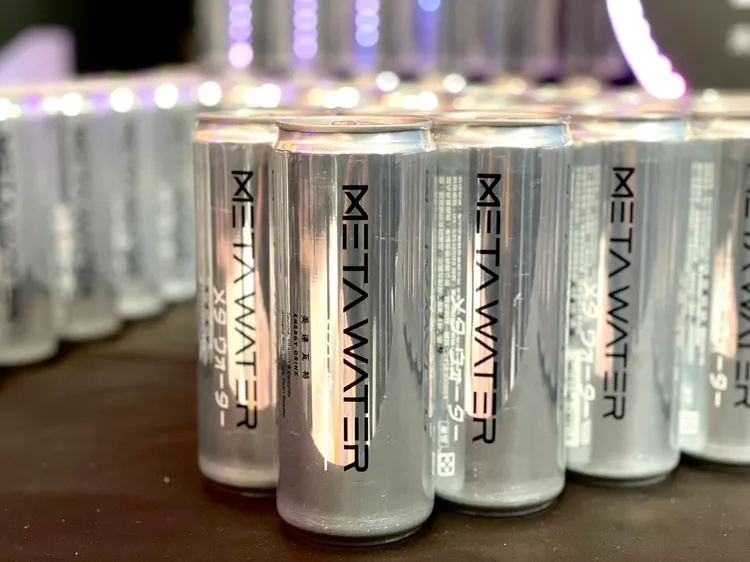 「META WATER」使用特殊字體搭配日文片假名的設計，增添時尚感。曾仲葳攝