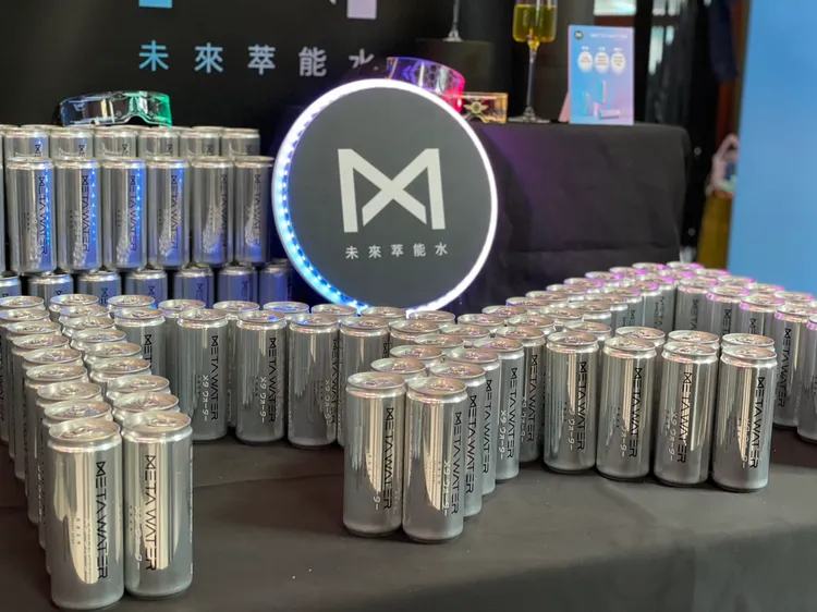 藝人小禎(胡盈禎)和藝人小馬一起開賣保健飲品「META WATER未來萃能水」。曾仲葳攝