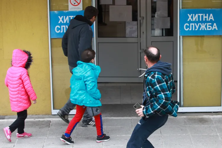 家長將歷劫餘生的孩子們帶回家。路透社
