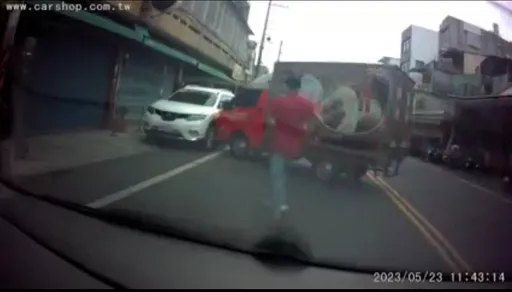 無妄片!休旅車慘遭無人車擊落 都是買便當惹的禍
