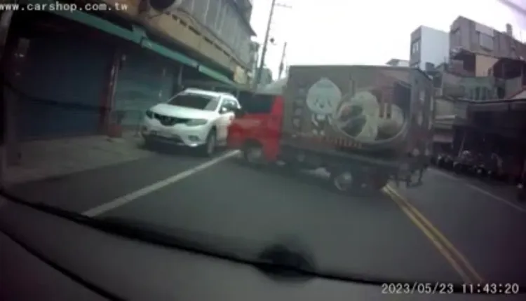 未熄火也未拉手煞車的車的貨車橫越馬路，撞上對向停靠在路邊的休旅車。翻攝臉書我是岡山人（北高雄）