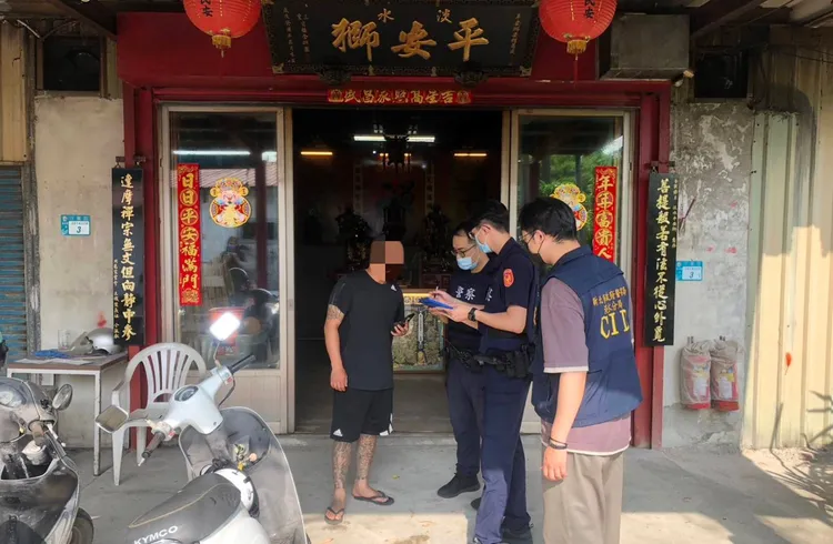 淡水警方前往宮廟臨檢。淡水警分局提供