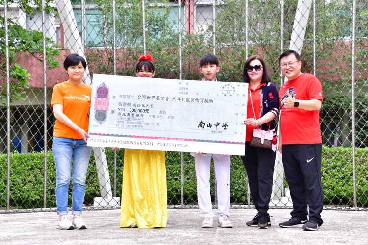 南山中學600生齊飢路跑，一共跑了5795圈，家長會以每人每跑一圈即捐出10元至飢餓三十專戶，加上參與飢餓體驗活動的報名費，一共募集11萬8千元。校方提供