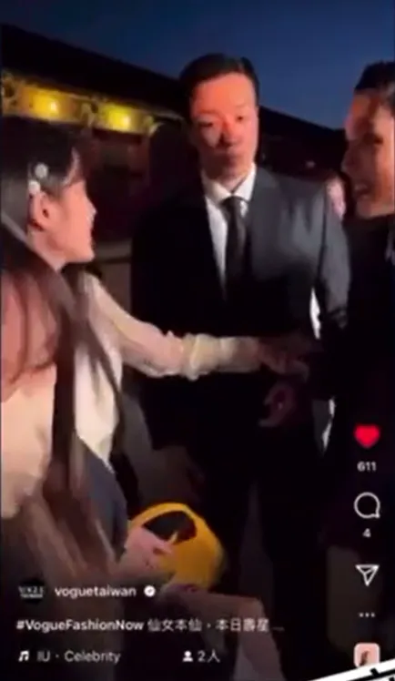 IU錯愕，向保鑣以眼神求救。翻攝自Dcard