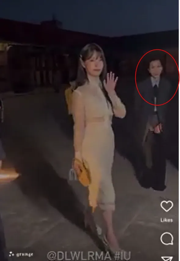 網友從另一個角度發現，Molly早在IU後方許久。翻攝自Dcard