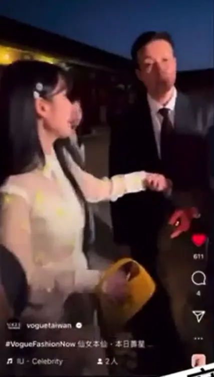 突然出現一隻手抓住IU。翻攝自Dcard