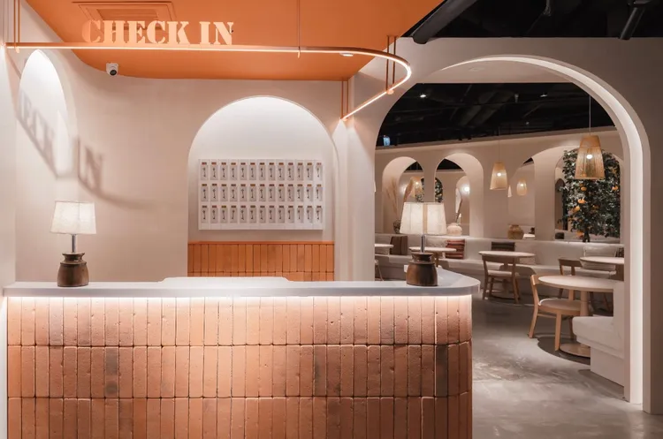 貳樓全新淡水店「Second Floor Hotel貳樓大飯店」，將門市打造成異國度假飯店氛圍。晴天見設計提供