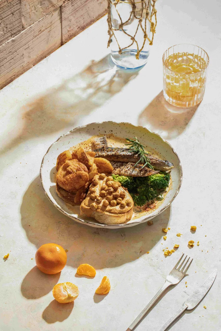 「Ciao Ciao ! 鷹嘴豆泥魚扒早餐」以鮮美魚排作為特色，淋上醇厚誘人的塔可奶油醬，搭配道地歐式麵包，每一口都充滿著濃郁香氣，與肯瓊風味鷹嘴豆的豐富口感相互融合。業者提供