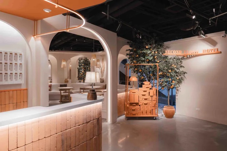 店內設計以旅遊為靈感，堆疊的行李箱及推車佈景，宛如打開任意門來到異國飯店大廳辦理入住手續，每個角度都能輕鬆拍出神級美照。晴天見設計提供