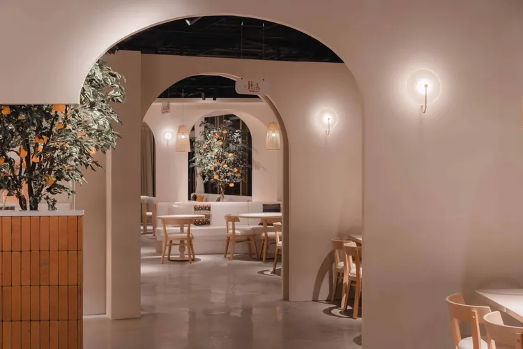 採用北非常見的柔沙色牆面以及木質牆飾，呈現北非地中海獨特的天然古樸氣息。晴天見設計提供