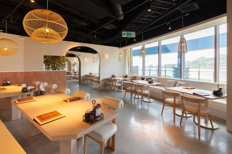 有別於大眾對地中海藍白建築的一般印象，貳樓淡水店的裝潢設計融入地中海熱情陽光與北非自然氣息。業者提供