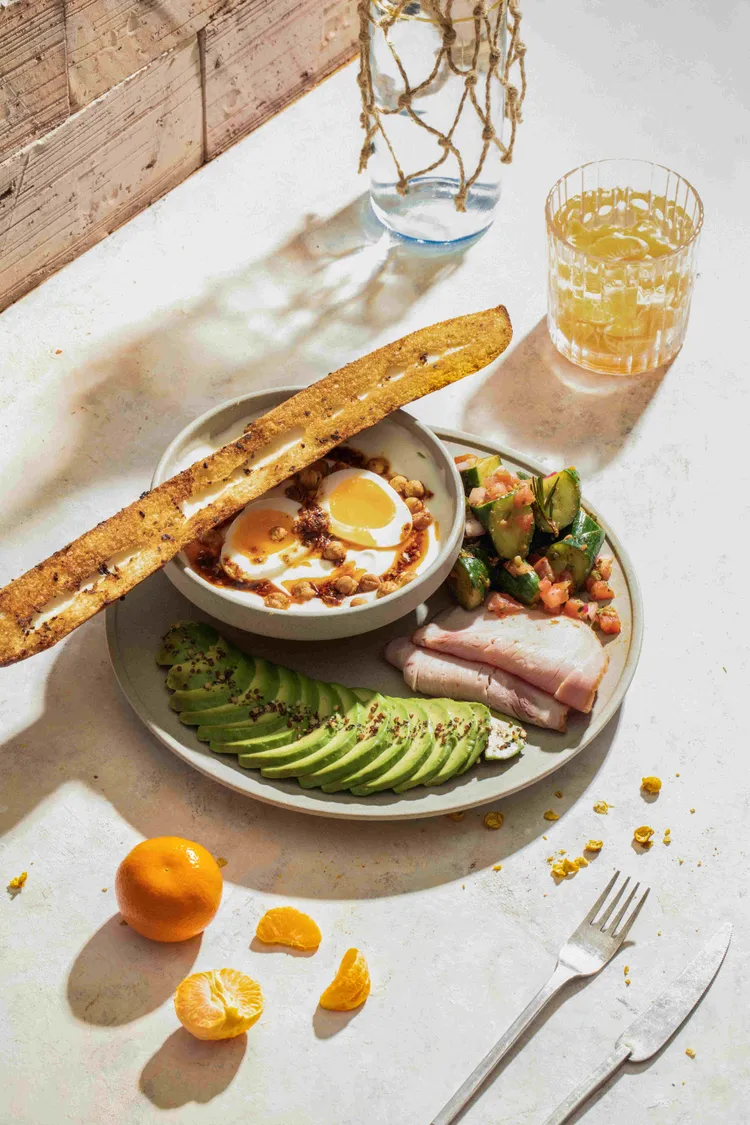 「早安女神碗 ft. 牛油鱷梨法棍」以法式香蒜長棍作為點綴，搭配特色希臘式優格碗、半熟溏心蛋及香麻辣醬。業者提供