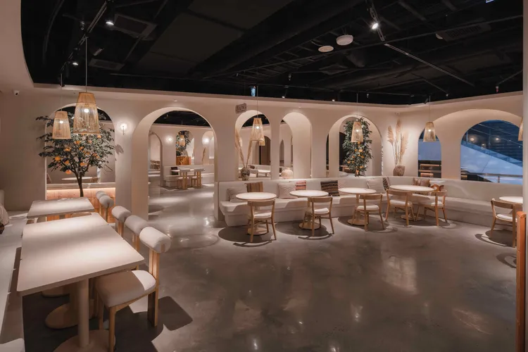 店內融入符合地中海氣候的柑橘植栽及竹編物，為前來用餐的旅客打造舒適放鬆的用餐環境，彷彿一秒開啟地中海秘境之旅。晴天見設計提供