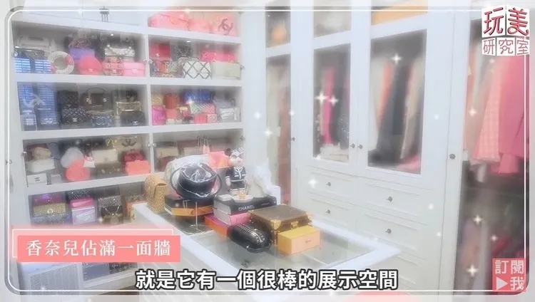 王思佳過去介紹獨棟透天電梯豪宅中，還有整面滿滿名牌包牆，精品收藏勝過專櫃。翻攝《女人我最大》YT頻道
