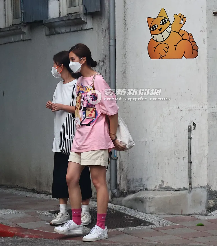 安心亞（右）與友人停在斑馬線處等待其他人會合。特勤中心攝