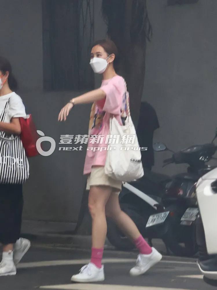 看見友人前來，安心亞（右）開心地揮手走向對方。特勤中心攝