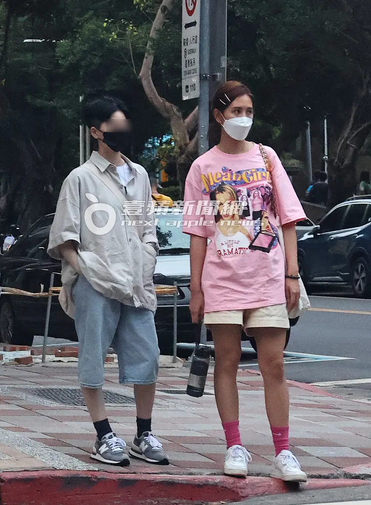 安心亞（右）站著三七步等待紅綠燈。特勤中心攝