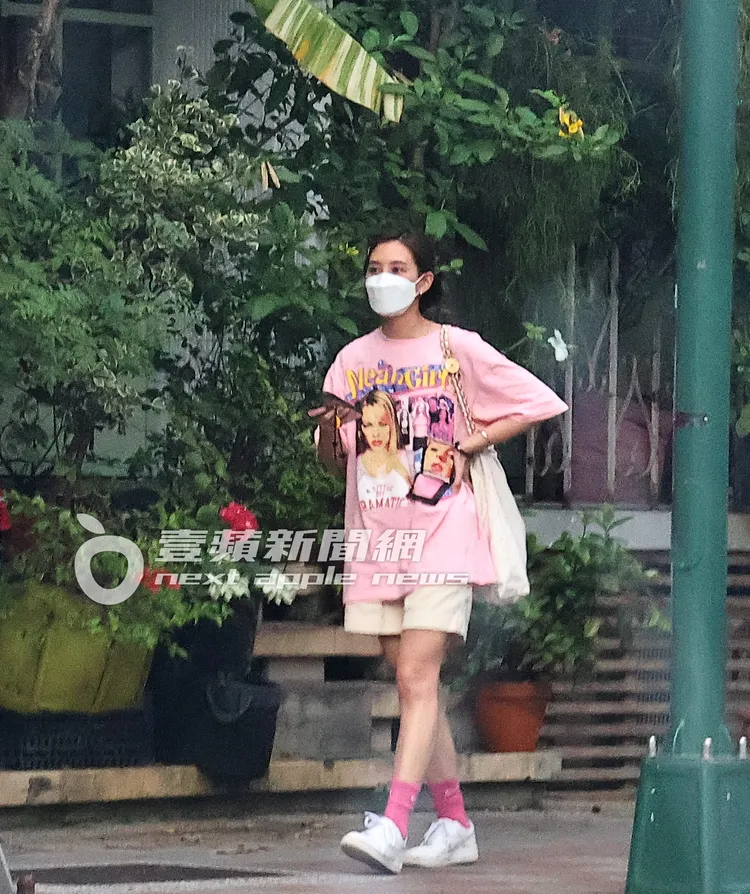 安心亞一手插著腰，一手拿著手機不時來回走動。特勤中心攝