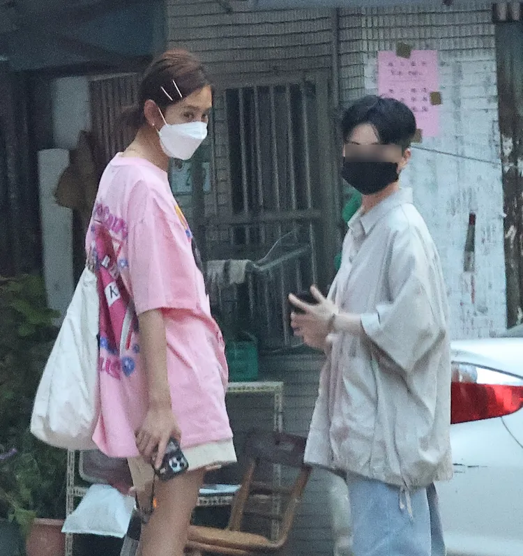 安心亞（右）回頭查看來車，但自己走路駝背的狀況十分明顯。特勤中心攝