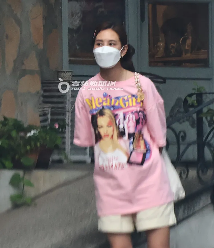 當日，安心亞一身少女粉色系打扮相當休閒的與朋友聚會。特勤中心攝