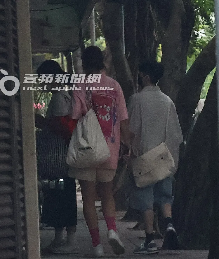 一行人走進附近公寓聚會。特勤中心攝