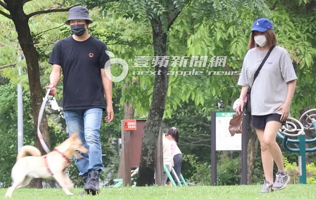 夏宇童（右）隨身攜帶塑膠袋，準備隨時當好「鏟屎官」角色，非常有公德心。特勤中心攝