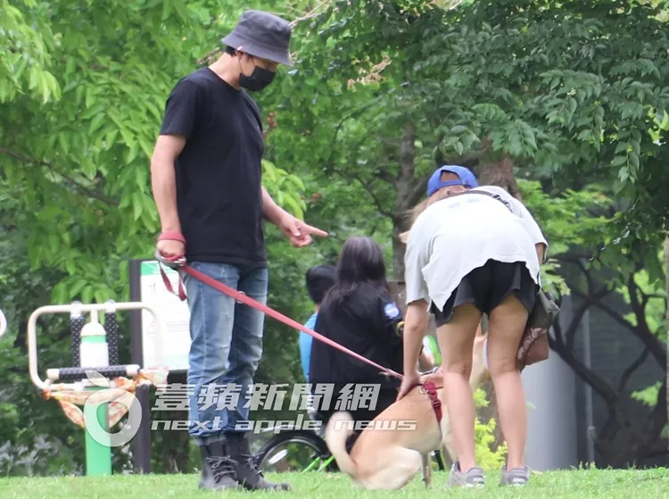 「童協CP」一起等待愛犬解放，下半身失蹤的夏宇童（右），絕對領域大放送。特勤中心攝