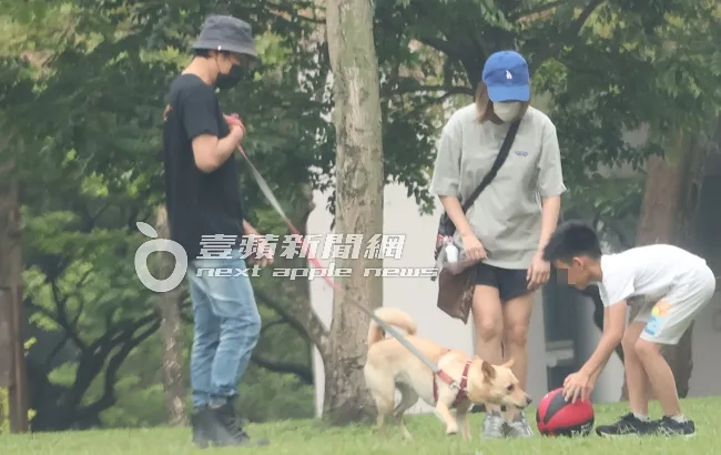 孫協志（左）手抓緊牽繩，盯緊愛犬，深怕狗狗暴衝咬傷小朋友。特勤中心攝