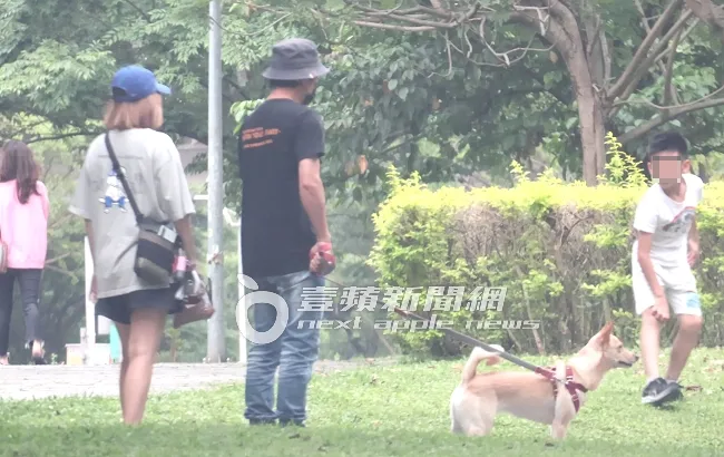 剪短髮的夏宇童（左），穿寬鬆小短褲，陪著孫協志遛愛犬。特勤中心攝
