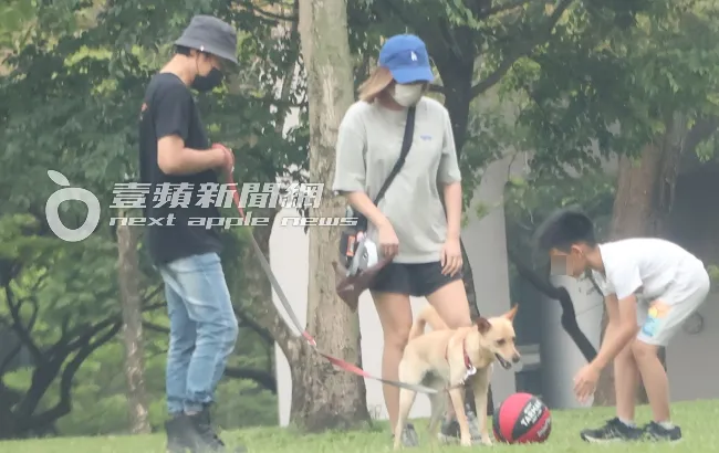 夏宇童（中）和孫協志遛愛犬，跟小朋友玩籃球。特勤中心攝