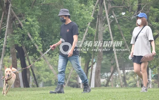 手拿塑膠袋的夏宇童（右），寵溺地看著愛犬狂奔，渾身充滿母愛光輝。特勤中心攝