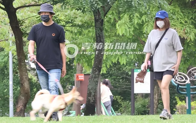 孫協志（左）和夏宇童養的愛犬活潑好動，相機快門快追不上牠奔跑的速度。特勤中心攝