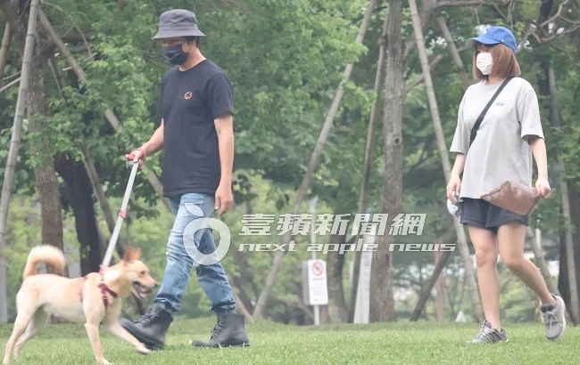 孫協志（左）和夏宇童一前一後陪愛犬玩樂，氣氛溫馨。特勤中心攝