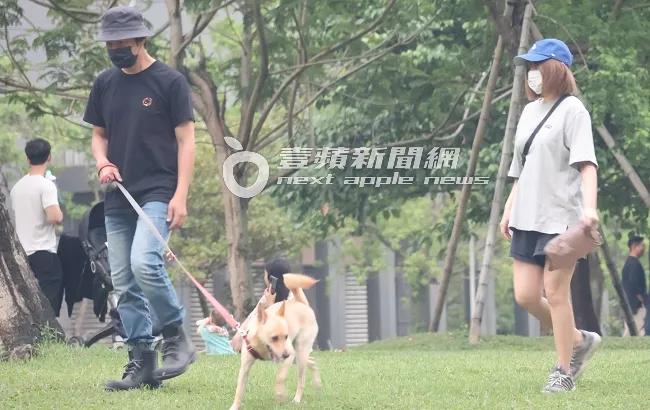 孫協志（左）與穿小短褲的夏宇童，外出遛狗玩了10幾分鐘。特勤中心攝