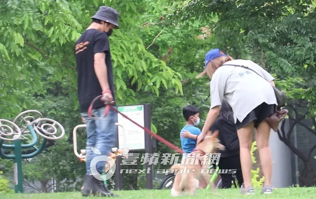 夏宇童（右）摸摸愛犬的頭，給予滿滿的愛。特勤中心攝