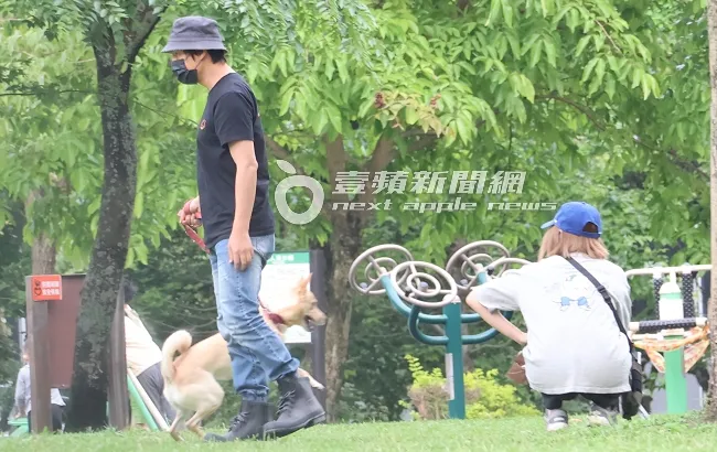 愛犬看似比較喜歡夏宇童（右），一直往「亞洲蹲」的她方向看去。特勤中心攝