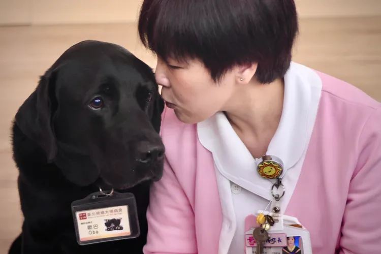 楊婉伶（右）說，民眾只要掃描Oba背心上的QR-Code就可以得到相關資訊。林林攝