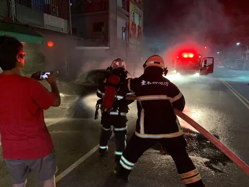 台東深夜火警！小客車停路邊突起火　消防人員迅速撲滅