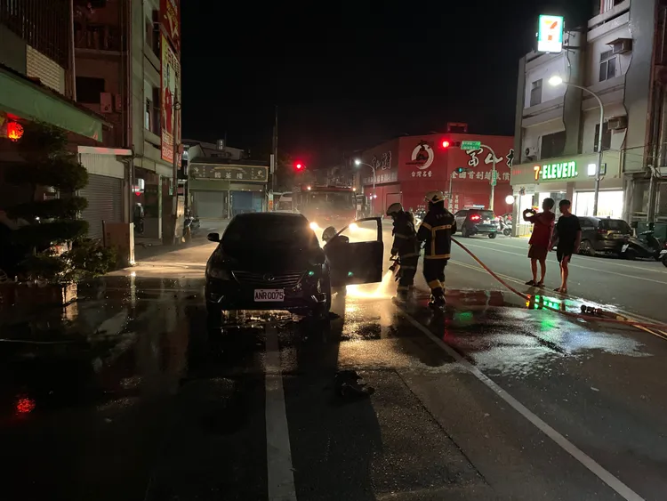 小客車突然自燃。翻攝畫面