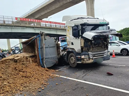 未保持安全車距砂石車追撞2自小客1傷 土方傾洩一地車流回堵5公里