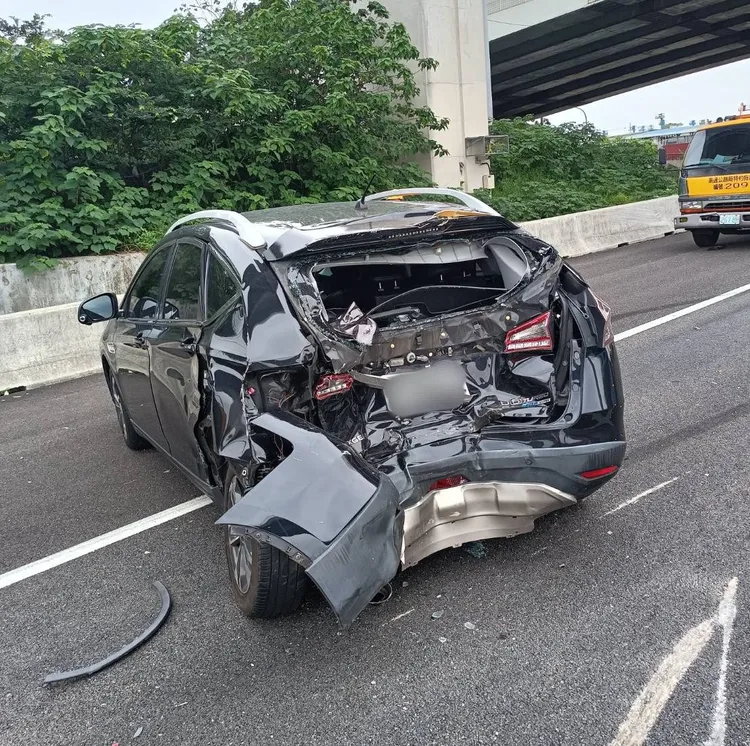 被追撞的小客車。國道警方提供