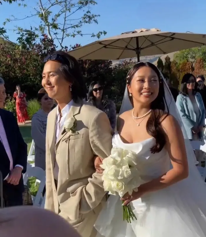 宋旻浩（左）婚禮上牽著妹妹宋丹雅進場。翻攝naver