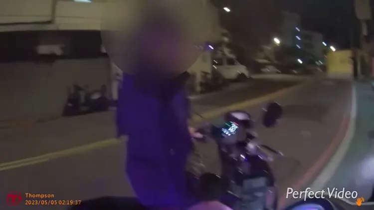 警方將闖紅燈的女騎士攔下。中和警分局提供